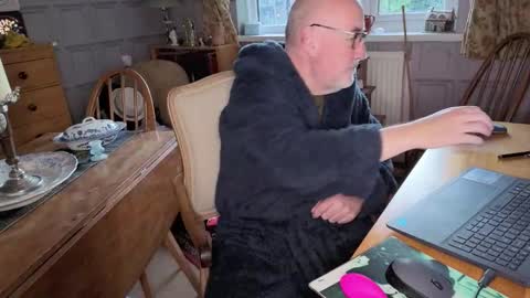 Snapshot of fellainsp8 chatting on 10/27/25, 07:23 Adam online show from 10/27/25, 07:23