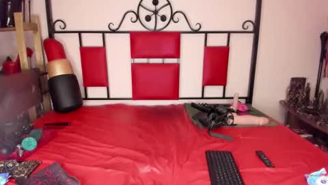 Snapshot of femdom_princess18 chatting on 10/21/25, 11:38 Princess18 online show from 10/21/25, 11:38