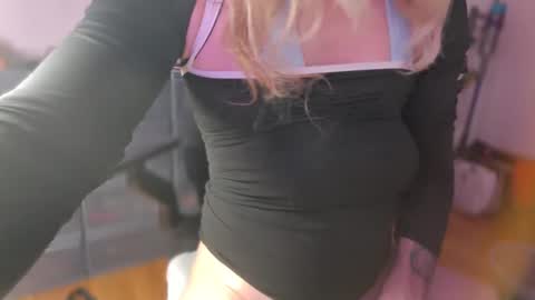 Snapshot of femme_mystique chatting on 11/14/25, 09:52 femme_mystique online show from 11/14/25, 09:52