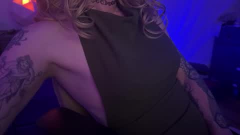 Snapshot of femme_mystique chatting on 12/22/25, 10:01 femme_mystique online show from 12/22/25, 10:01