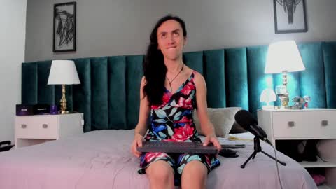 Snapshot of fenix_karoll chatting on 12/14/24, 11:07 Karol online show from 12/14/24, 11:07