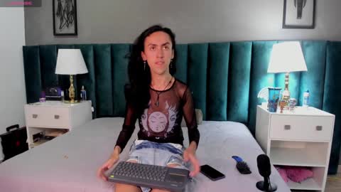 Snapshot of fenix_karoll chatting on 01/04/25, 10:05 Karol online show from 01/04/25, 10:05