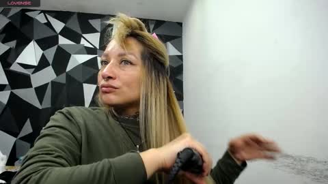 Snapshot of fenix_purple chatting on 10/15/25, 07:58 FENIX online show from 10/15/25, 07:58