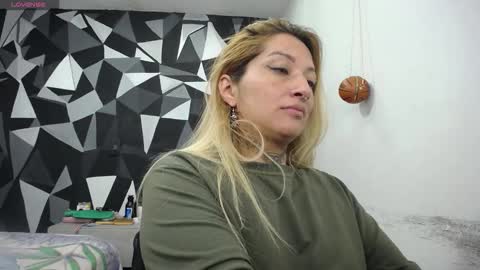 Snapshot of fenix_purple chatting on 12/17/25, 03:23 FENIX online show from 12/17/25, 03:23