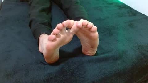 Snapshot of fenixtream chatting on 12/17/24, 04:00 FeniXtream online show from 12/17/24, 04:00