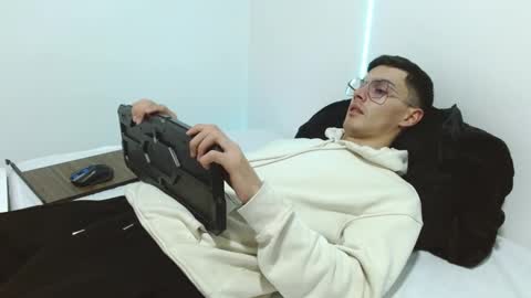 Snapshot of fenixtream chatting on 01/04/25, 05:58 FeniXtream online show from 01/04/25, 05:58