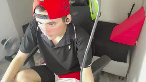 Snapshot of fernan_flow chatting on 11/28/25, 02:03 FERNANDO online show from 11/28/25, 02:03