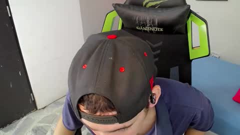 Snapshot of fernan_flow chatting on 11/29/25, 02:47 FERNANDO online show from 11/29/25, 02:47