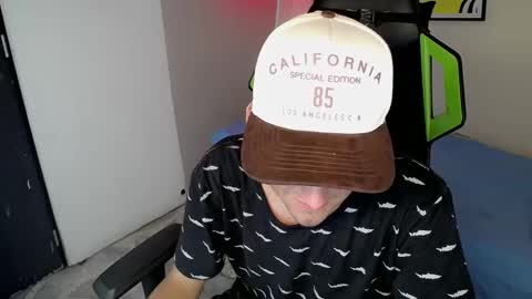 Snapshot of fernan_flow chatting on 11/30/25, 03:10 FERNANDO online show from 11/30/25, 03:10