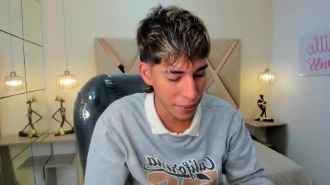 Snapshot of ferphoenix_ chatting on 12/21/25, 03:35 FER PHOENIX online show from 12/21/25, 03:35