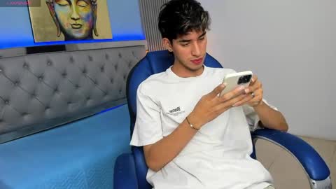 Snapshot of ferphoenix_ chatting on 04/08/26, 04:01 FER PHOENIX online show from 04/08/26, 04:01