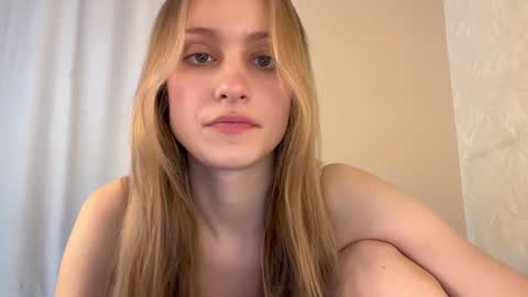 Snapshot of fflloowweerr chatting on 12/08/24, 05:39 Lisa online show from 12/08/24, 05:39