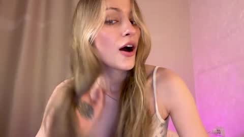 Snapshot of fflloowweerr chatting on 01/09/25, 12:41 Lisa online show from 01/09/25, 12:41