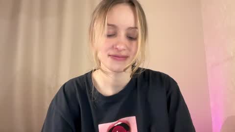 Snapshot of fflloowweerr chatting on 01/11/25, 12:50 Lisa online show from 01/11/25, 12:50