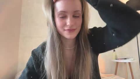 Snapshot of fflloowweerr chatting on 03/12/25, 07:35 Lisa online show from 03/12/25, 07:35