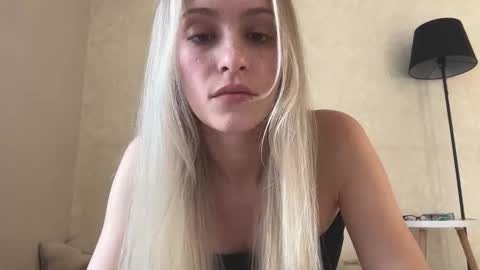 Snapshot of fflloowweerr chatting on 09/24/25, 08:28 Lisa online show from 09/24/25, 08:28