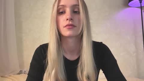 Snapshot of fflloowweerr chatting on 10/02/25, 12:12 Lisa online show from 10/02/25, 12:12