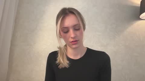 Snapshot of fflloowweerr chatting on 10/23/25, 08:35 Lisa online show from 10/23/25, 08:35