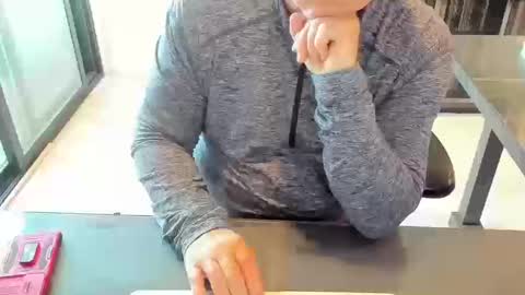 Snapshot of fhetzl chatting on 10/11/25, 12:10 fhetzl online show from 10/11/25, 12:10