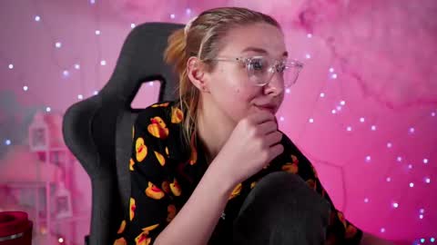 Snapshot of filipinaadams chatting on 03/08/25, 08:22 cap and Lana  online show from 03/08/25, 08:22