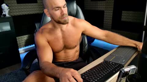 Snapshot of finch93 chatting on 09/12/25, 04:07 Nick online show from 09/12/25, 04:07