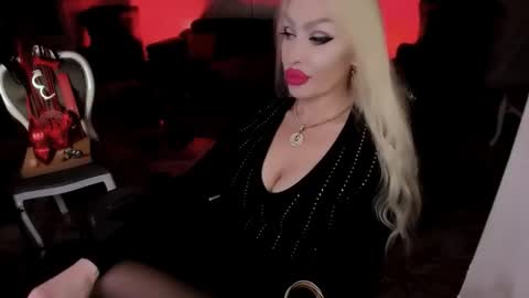 Snapshot of findom_god chatting on 11/27/25, 06:26 AlfaFemale online show from 11/27/25, 06:26