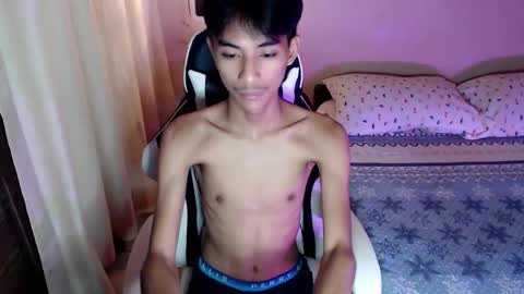 Snapshot of fineboii_rey18 chatting on 12/14/25, 01:05 fineboii_rey18 online show from 12/14/25, 01:05