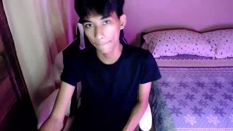 Snapshot of fineboii_rey18 chatting on 12/21/25, 05:03 fineboii_rey18 online show from 12/21/25, 05:03