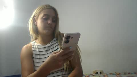 Snapshot of fingers_the_ass chatting on 12/17/24, 03:39 hotmilk online show from 12/17/24, 03:39