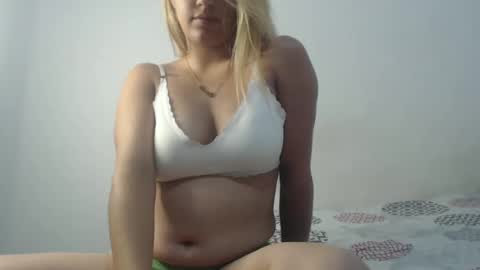 Snapshot of fingers_the_ass chatting on 12/27/24, 02:58 hotmilk online show from 12/27/24, 02:58