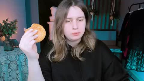 fiora online show from 02/28/25, 09:25