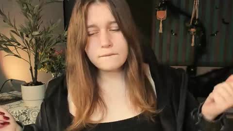 fiora online show from 10/19/25, 05:19