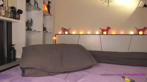 Snapshot of fishtgirlworld chatting on 02/14/25, 12:57 Tia online show from 02/14/25, 12:57