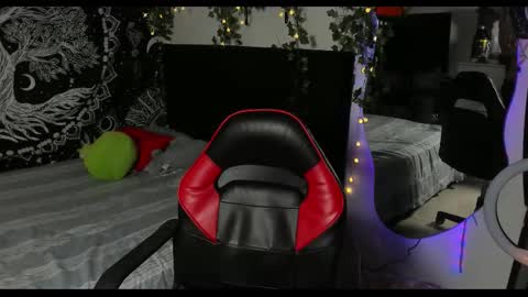 Snapshot of fit_prince_ chatting on 12/22/25, 02:52 David hotman online show from 12/22/25, 02:52