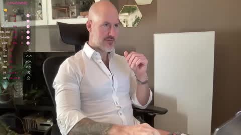 Snapshot of fit_rubinho chatting on 12/31/24, 08:37 Rubn online show from 12/31/24, 08:37