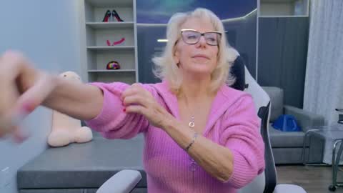 Snapshot of fitcougarcb chatting on 12/20/25, 08:49 Bianca online show from 12/20/25, 08:49