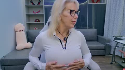 Snapshot of fitcougarcb chatting on 02/17/26, 06:58 Bianca online show from 02/17/26, 06:58