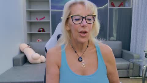 Snapshot of fitcougarcb chatting on 03/20/26, 03:06 Bianca online show from 03/20/26, 03:06