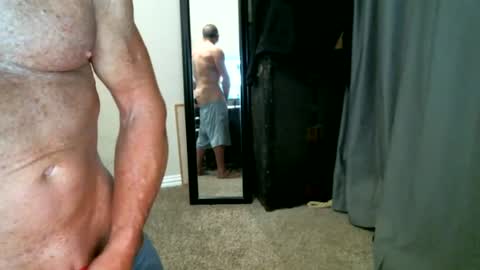 Snapshot of fitguy40 chatting on 06/18/26, 01:37 fitguy40 online show from 06/18/26, 01:37
