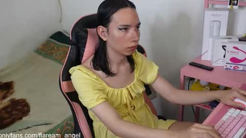 Snapshot of flaream_angel chatting on 09/29/25, 11:42 Alexa online show from 09/29/25, 11:42