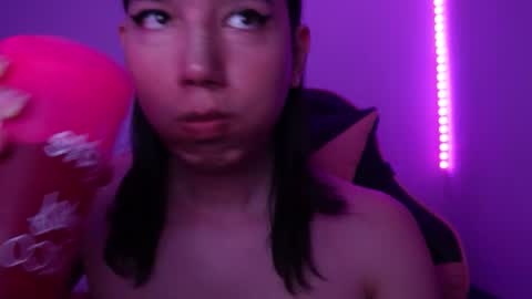 Snapshot of flaream_angel chatting on 10/25/25, 04:42 Alexa online show from 10/25/25, 04:42