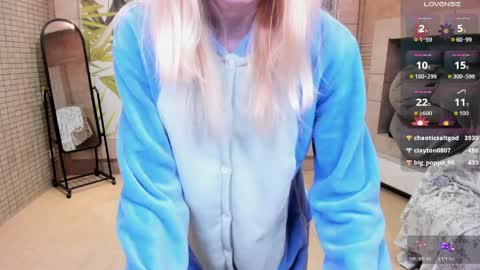 Snapshot of fleximona chatting on 04/05/26, 10:18 FlexiMona online show from 04/05/26, 10:18