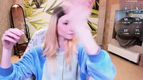 Snapshot of fleximona chatting on 04/19/26, 10:03 FlexiMona online show from 04/19/26, 10:03