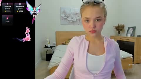 Mona online show from 10/13/25, 12:32