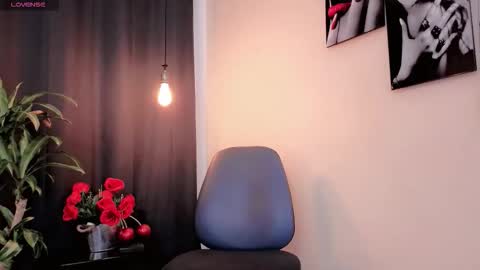 flor_gil online show from 12/04/25, 03:16