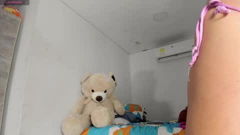 Snapshot of flor_herrera1 chatting on 11/22/25, 04:33 online show from 11/22/25, 04:33