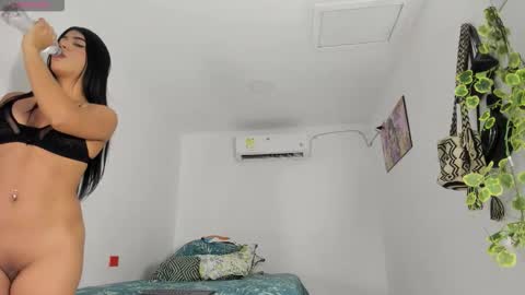 Snapshot of flor_herrera1 chatting on 12/22/25, 03:58 online show from 12/22/25, 03:58