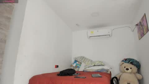 Snapshot of flor_herrera1 chatting on 03/14/26, 03:45 online show from 03/14/26, 03:45