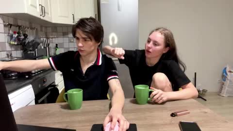 flowerscouple online show from 02/11/26, 10:15