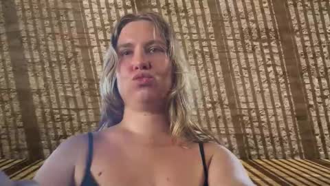 Snapshot of fluffy_bunnyxxx chatting on 04/25/26, 06:27 fluffy_bunnyxxx online show from 04/25/26, 06:27